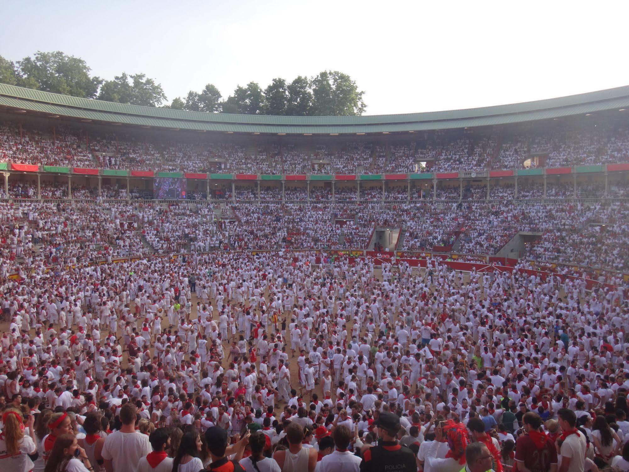 Pamplona Camping Aizoain Bagian luar foto